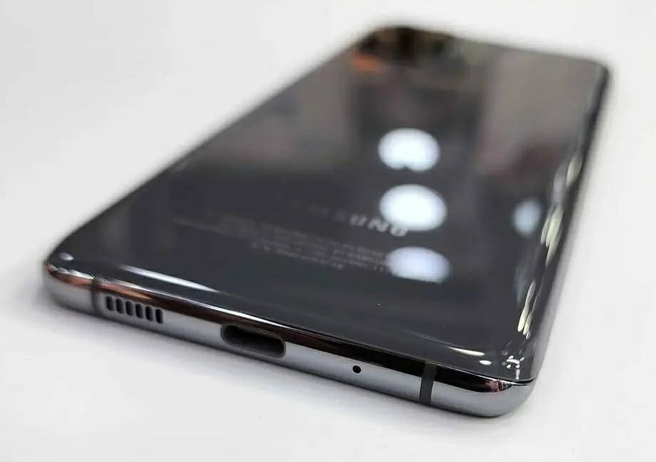 A picture of Samsung s20plus