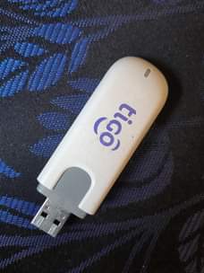 A picture of flazh 32gb na moderm ya tigo