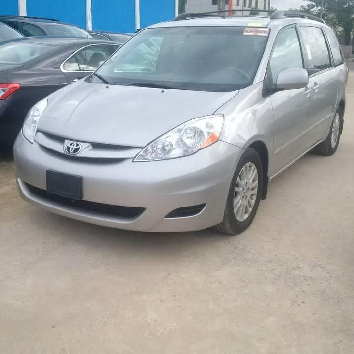 A picture of Toyota sienna