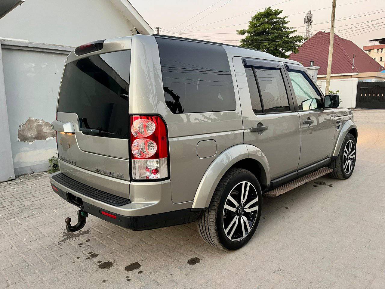 A picture of LANDROVER DISCOVERY 4