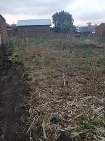 A picture of KIWANJA HATUA 25 KWA 18 KINAUZWA KIPO KWENYE BARABARA YA