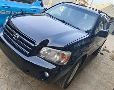 A picture of Toyota Highlander 06 3 seater engine and gear in pristine