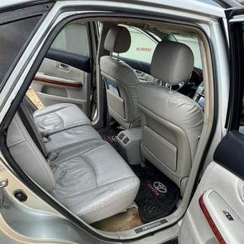 A picture of Lexus 330