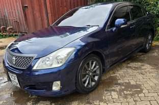 A picture of TOYOTA CROWN