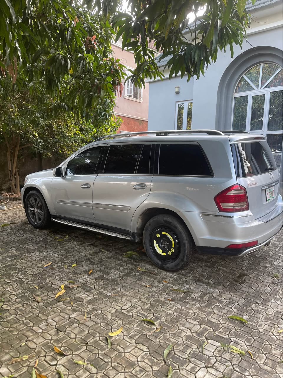 A picture of Mercedes GL450 2012