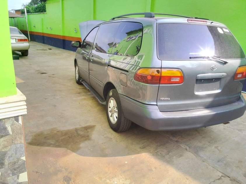 A picture of 1999 Toyota Sienna