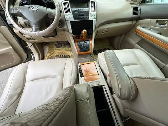 A picture of Extremely clean Unregistered 2005 lexus Rx330 with untampered Engine Gear