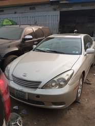 A picture of lexus ES330 in very mint Condition First body with sound