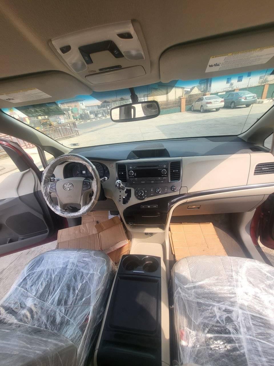 A picture of Toyota sienna 2012 13 model