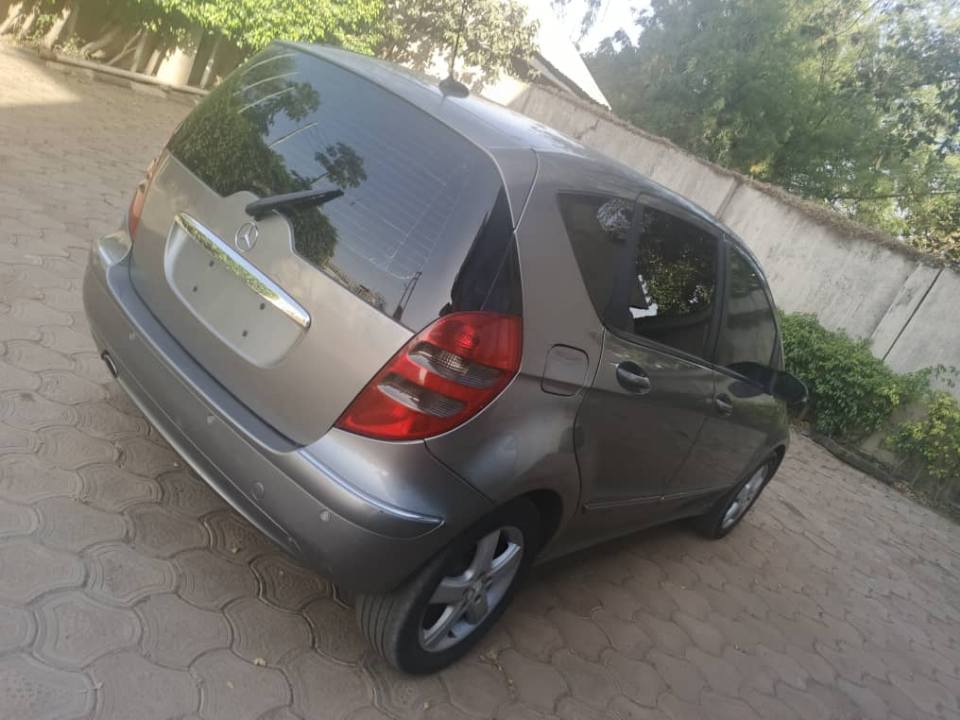 A picture of Belgium standard Mercedes Benz B class Sound engine and gear