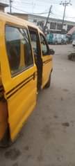 A picture of Daihatsu Hijet 2000 yellow