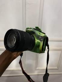 A picture of Canon 90D