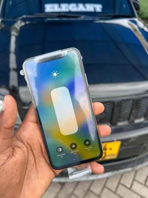 A picture of Ipbone X 256gb And Iphone 11 128gb double line