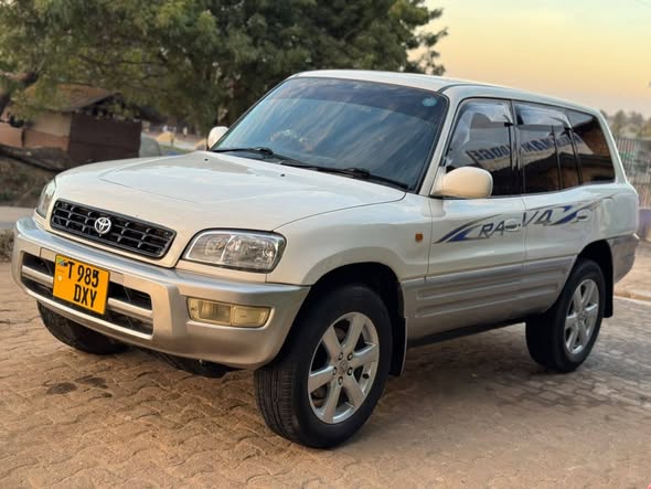 A picture of Rav4 old