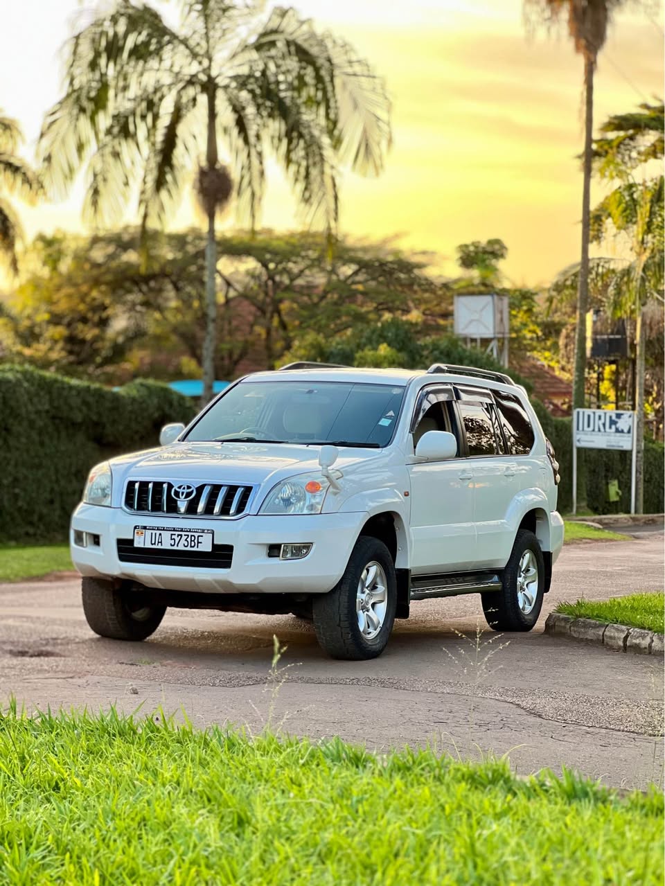 A picture of 2004 Toyota land cruiser