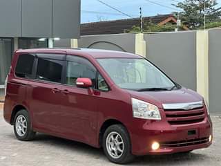 A picture of TOYOTA NOAH
