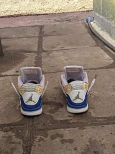 A picture of Hizo hapo jordan 4 bado mpya kabisa zinadai