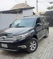 A picture of Quick deal Clean 2012 Toyota Highlander 3 rows Baked on