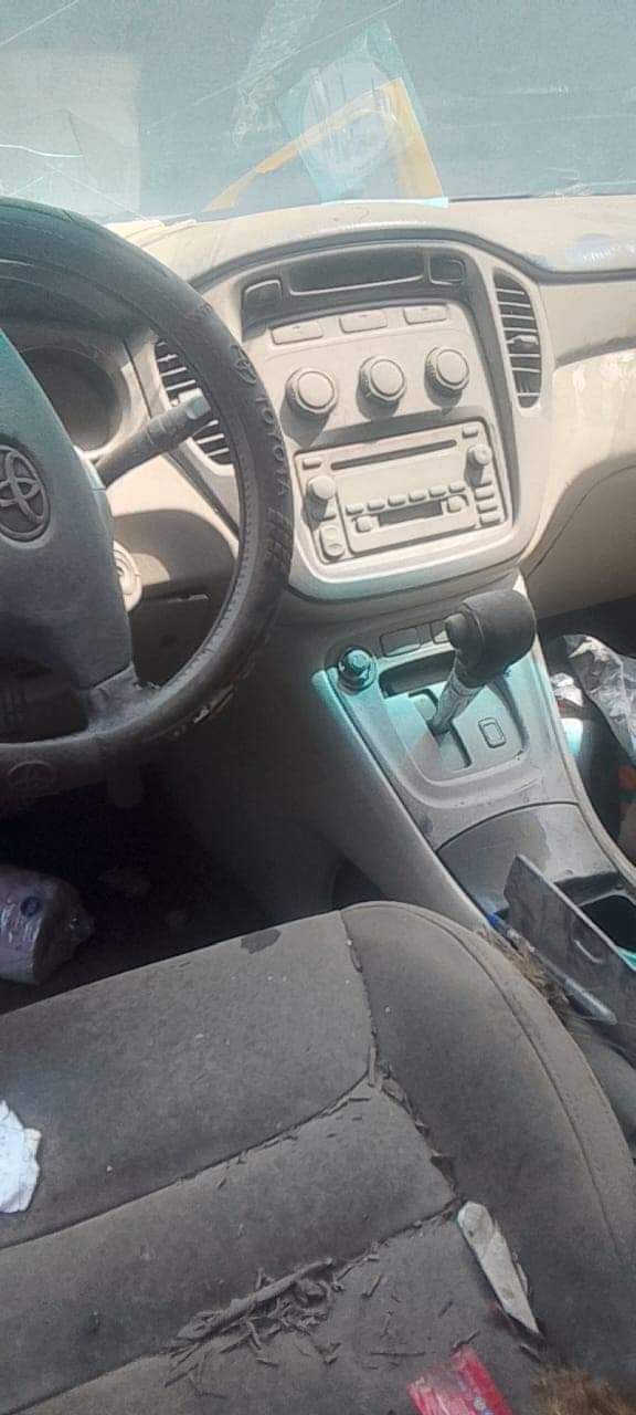 A picture of Toyota highlander used accident we need serious buyer to discuss