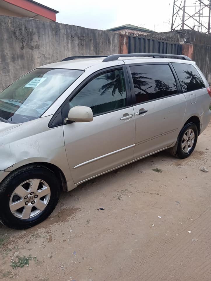 A picture of Toyota Sienna 05 automatic transmission