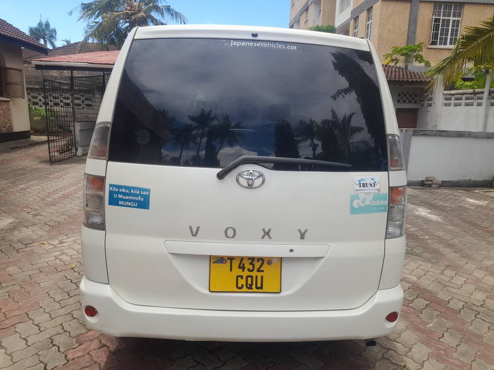 A picture of TOYOTA NOAH