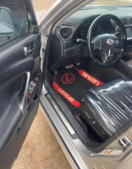 A picture of Lexus is250