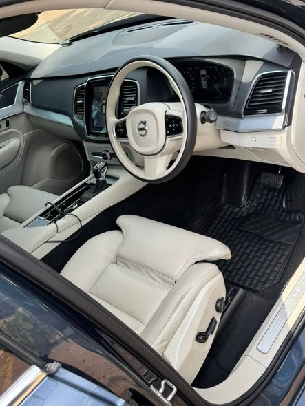 A picture of Volvo XC90 on sale