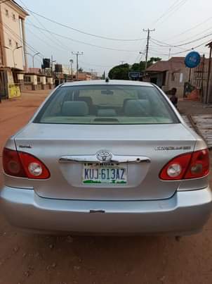 A picture of Toyota Corolla LE 04 model