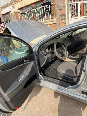 A picture of Hyundai Sonata 2012
