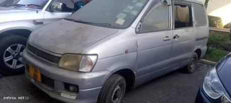 A picture of Toyota Noah ziko mbili r40 na New Shap zinalengeshwa chap