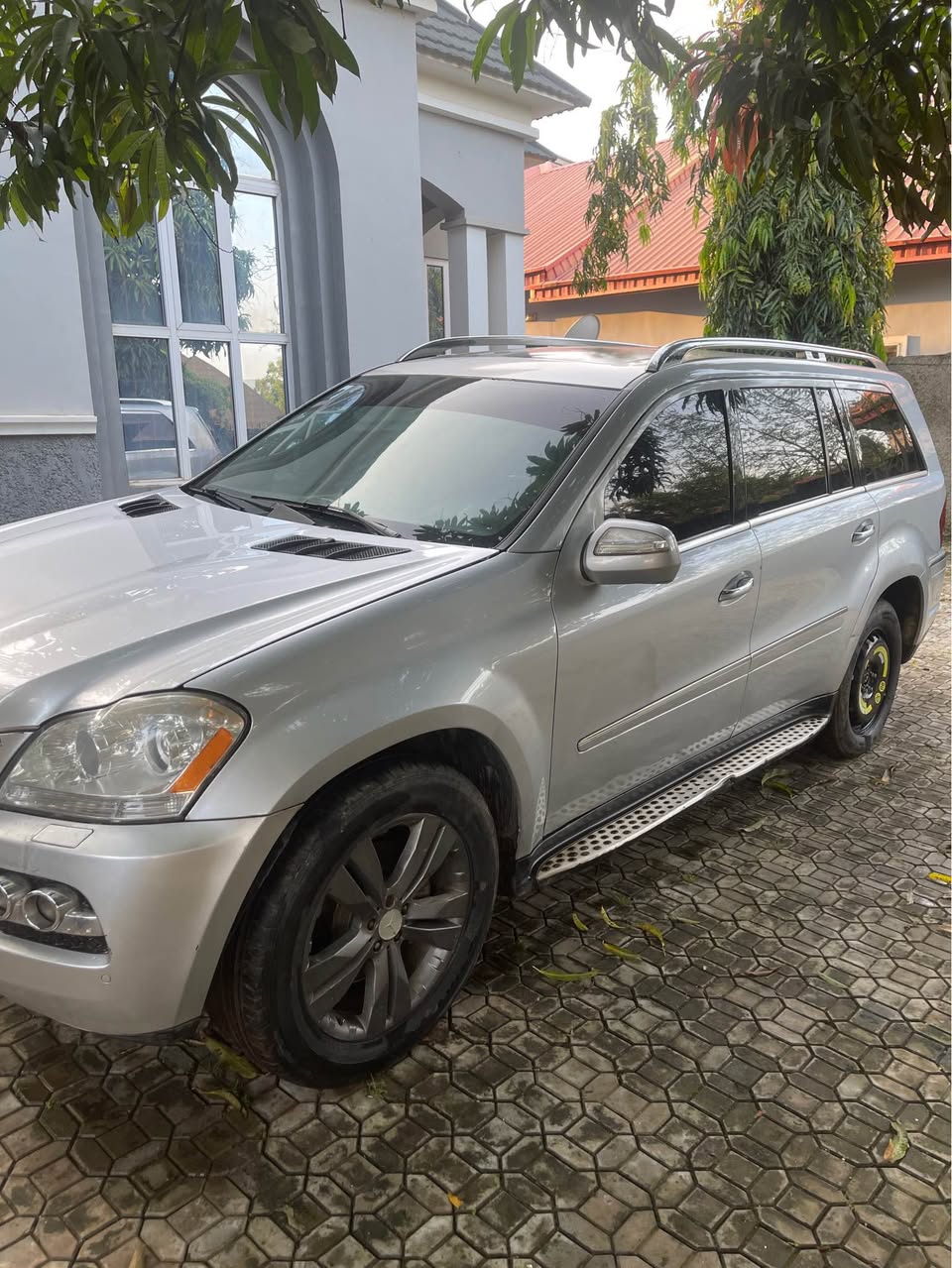 A picture of Mercedes GL450 2012