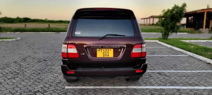 A picture of TOYOTA LAND CRUISER VX BEI ..........65M 0757455444