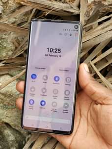 A picture of Samsung S10 128gb laini 1 bei 200 ni 5G creck