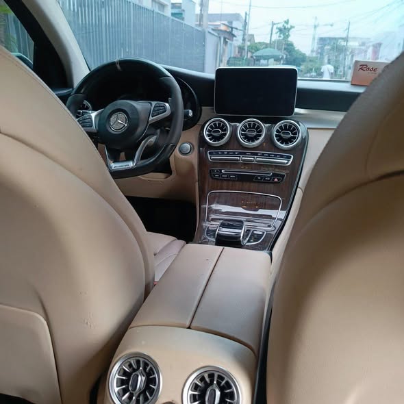 A picture of 2017 Mercedes Benz glc300
