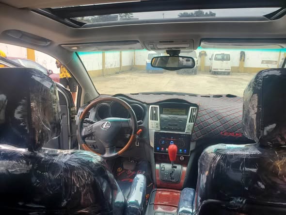 A picture of Lexus RX330 06