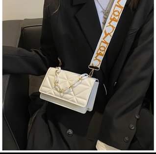 A picture of Ladies cross bags 35 000