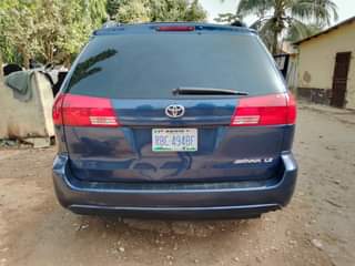 A picture of Toyota sienna 05 model