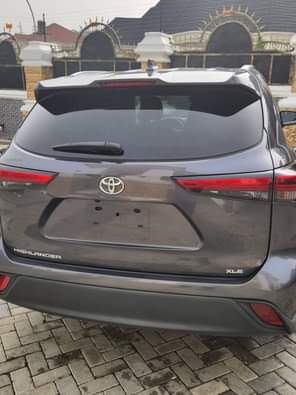 A picture of Sharp deal 2022 Toyota Highlander XLE foreign price 35million with
