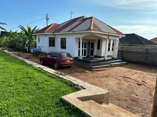 A picture of 2Bedroomed Home on quick sale in Entebbe Garuga 0744248753 0700204486.