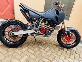 A picture of Ktm640 l40 iko poa sana