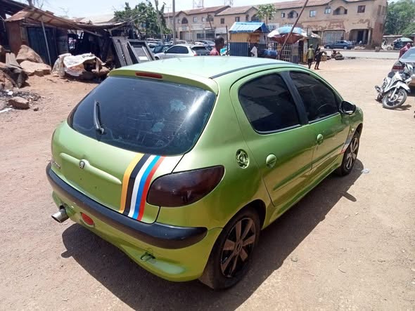 A picture of Manual Peugeot 206