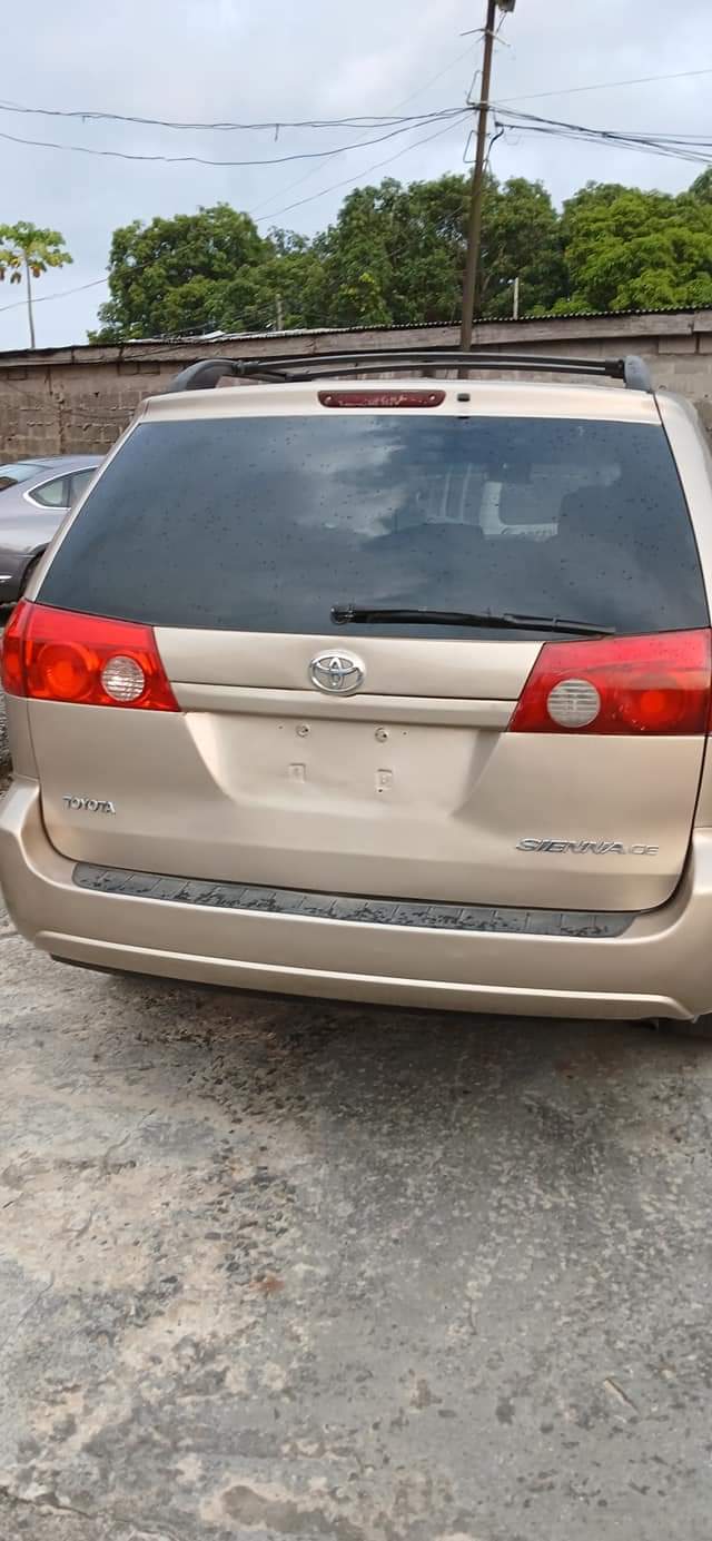 A picture of Toyota Sienna 2006