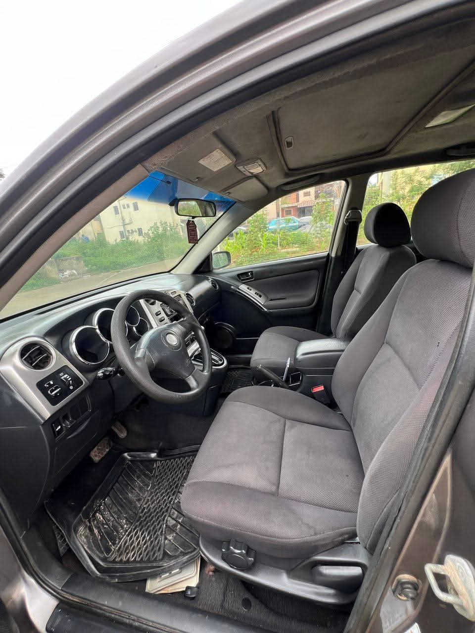A picture of 2004 Pontiac vibes