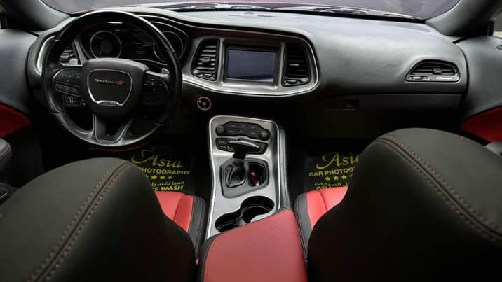 A picture of Dodge challenger 2021