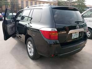 A picture of Registered 2009 Toyota Highlander Toks Standard Used by a woman