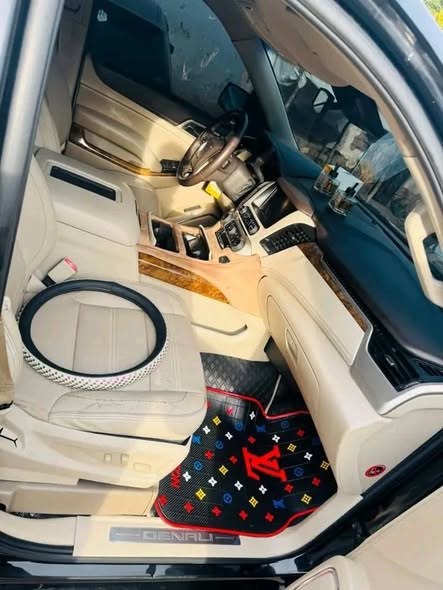 A picture of GMC Yukon 2015 left handed on sale 41 000 USD