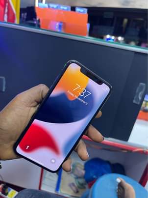 A picture of Iphone x 64Gb 730k Inbox or call 0704701224 Face id