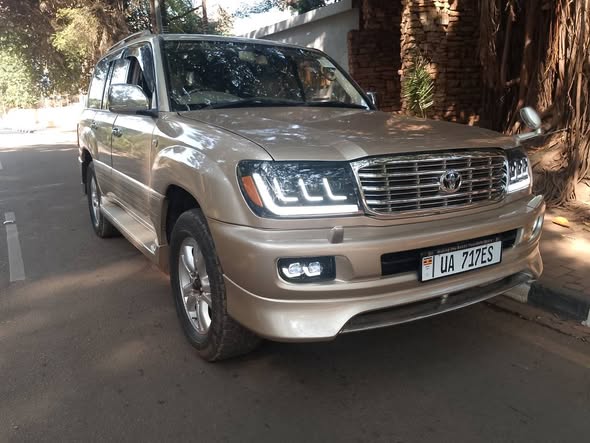A picture of Toyota Land Cruiser VX Model 2004 Petrol Engine 0787181703 0704482571