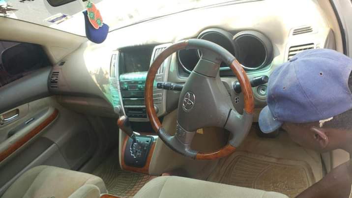 A picture of Toyota harrier 2008 model 27m