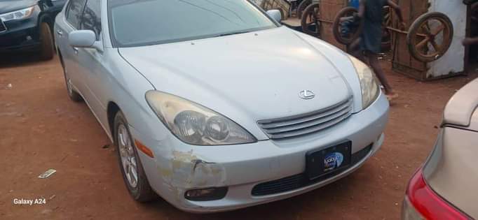 A picture of A clean tokunbo Lexus es330 car